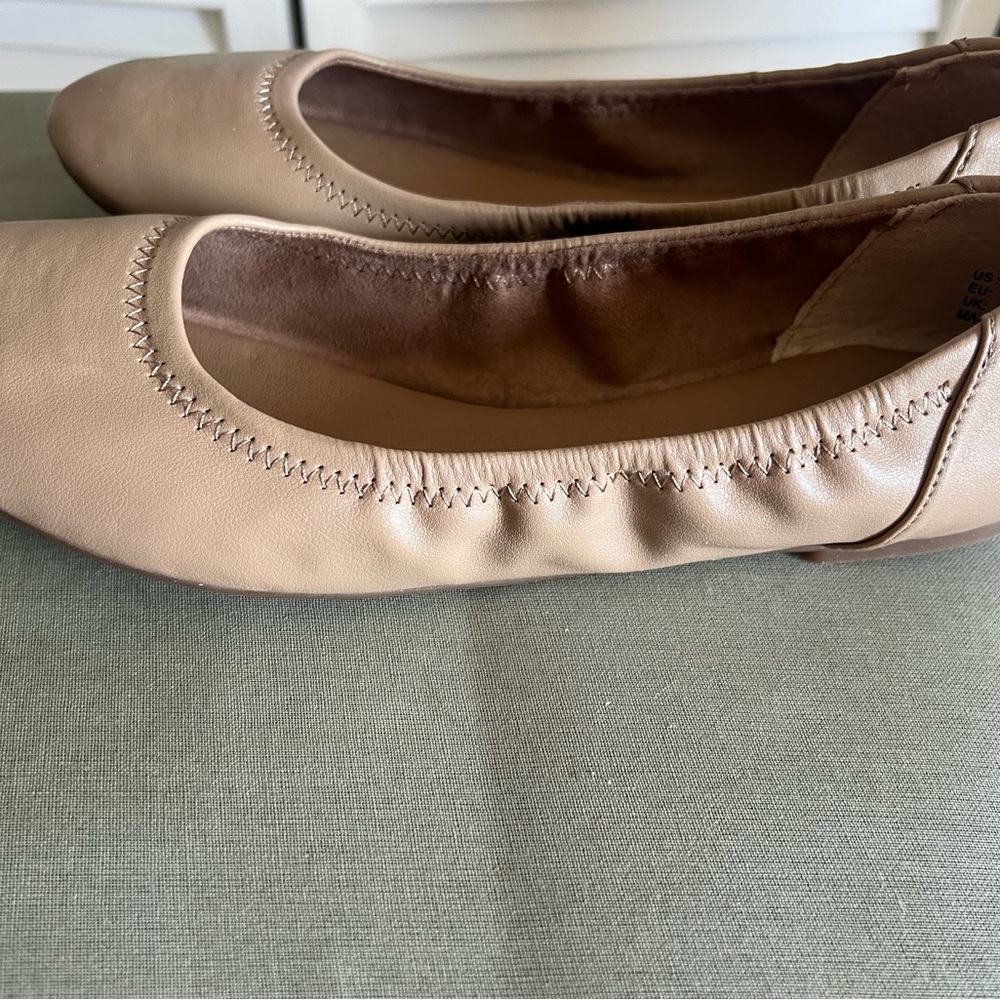 Amazon Essentials Women's Tan Ballet Flats